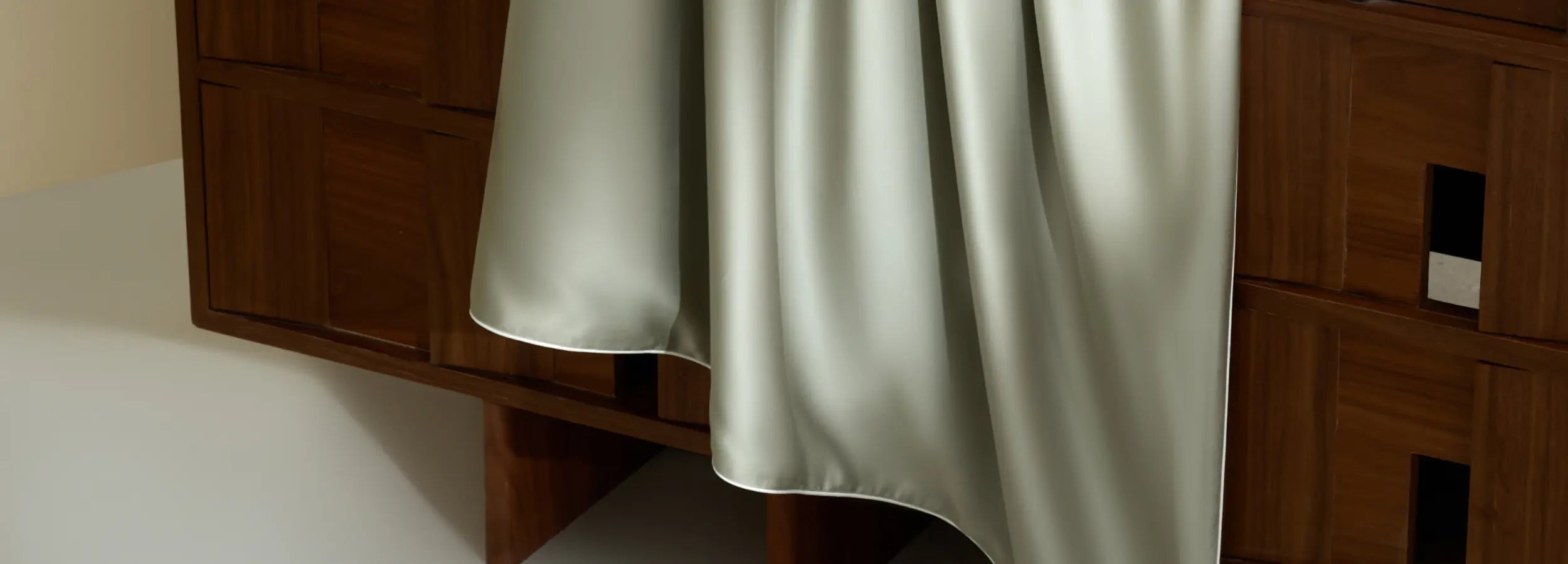 Détail de linge de lit en TENCEL™ Lyocell Maison CÉTOILE, matière douce et durable aux finitions soignées.