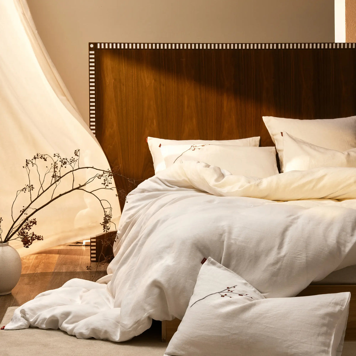 Drap-housse en lin lavé blanc Éveil Blanc dans une chambre aux tons naturels