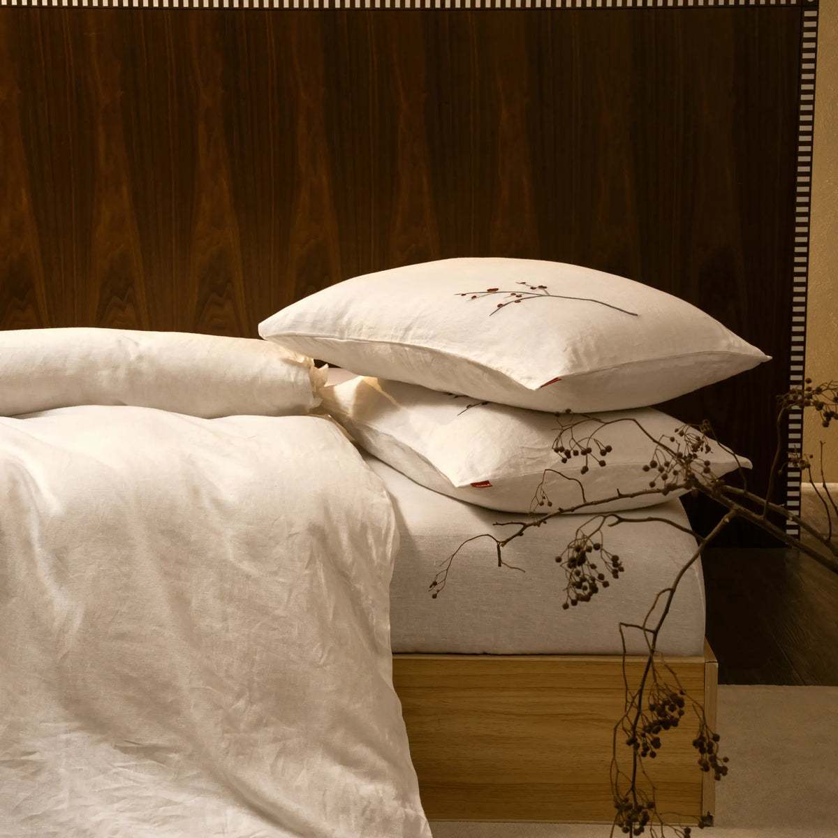 Drap-housse Éveil Blanc en lin lavé français sur un lit, Maison CÉTOILE