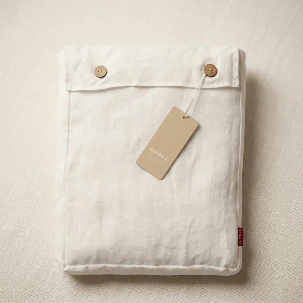 Drap plat Éveil Blanc en lin lavé français présenté dans son emballage Maison CÉTOILE