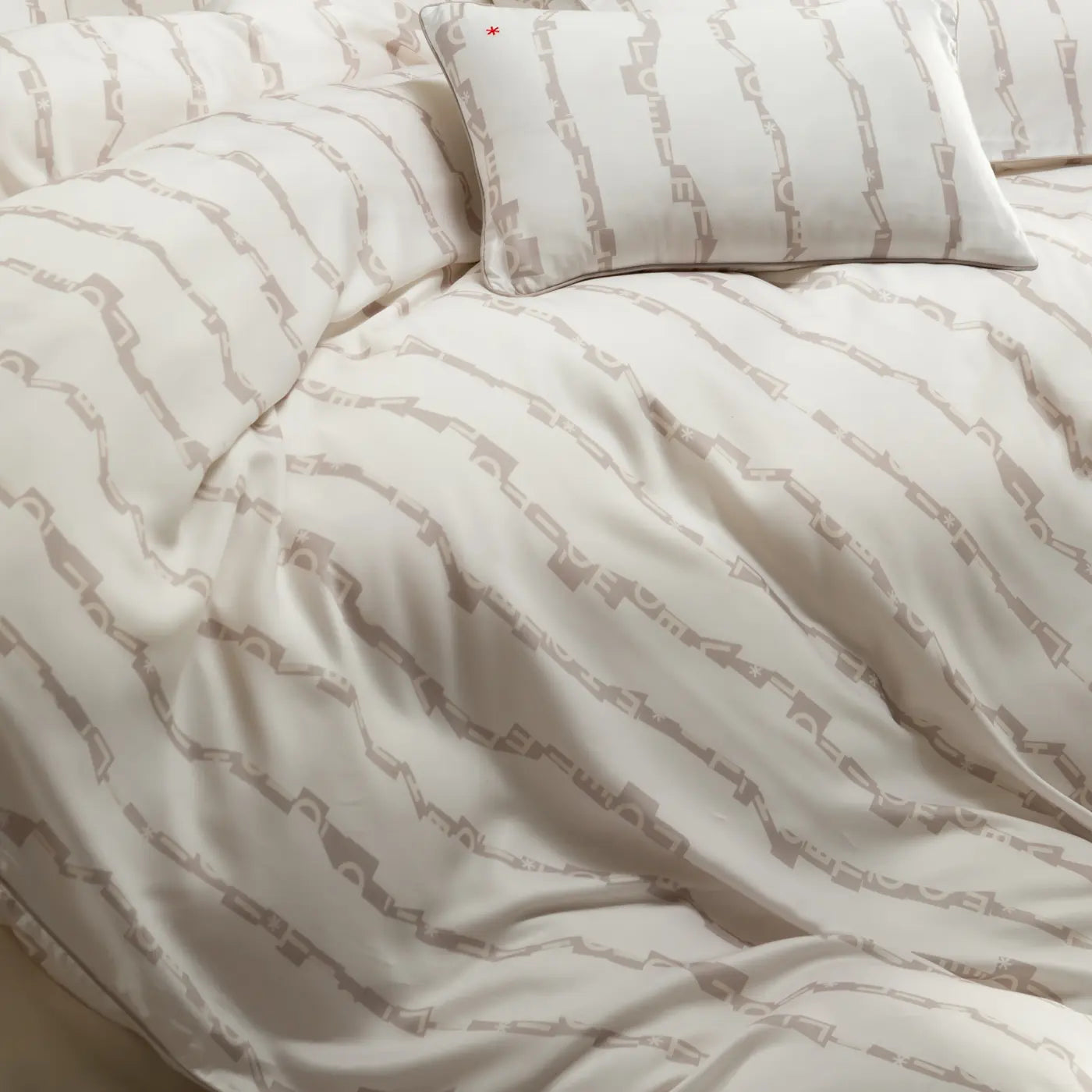 drap en soie végétale motif signature CÉTOILE, doux & respirant pour dormir autrement