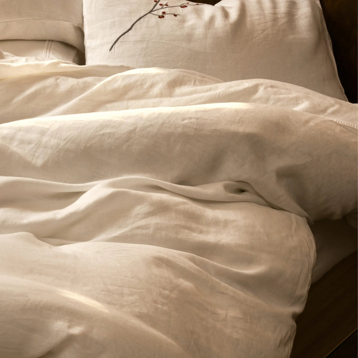 Détail du tombé et de la texture de la housse de couette en lin lavé français Éveil Blanc