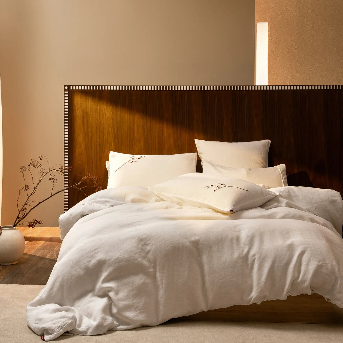 Housse de couette Éveil Blanc en lin lavé français sur un lit, Maison CÉTOILE