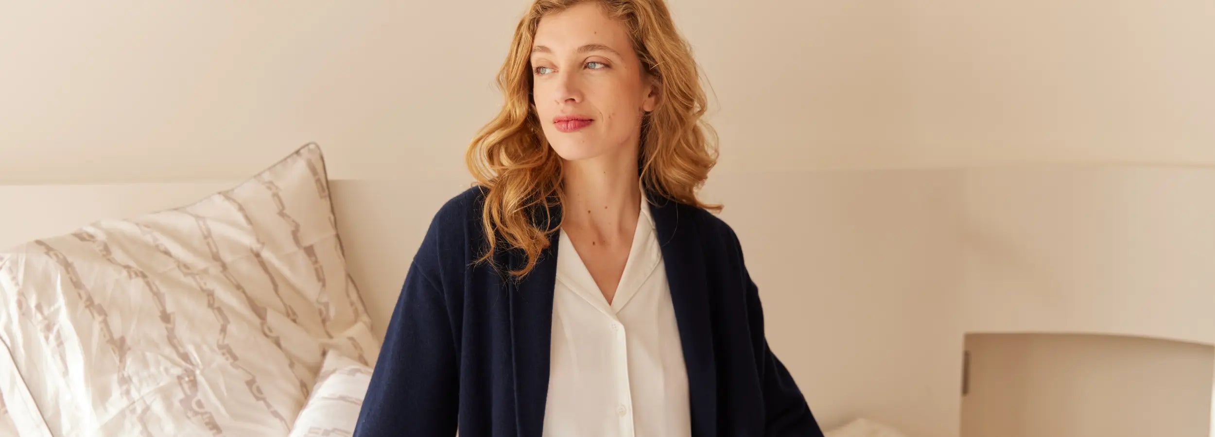Kimono en cachemire bleu nuit et linge de lit haut de gamme Maison CÉTOILE