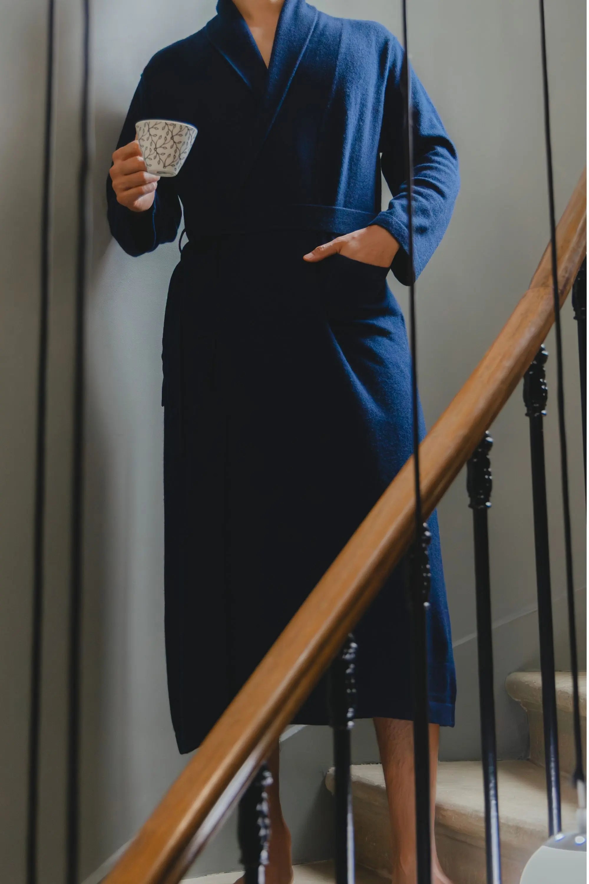 Kimono en pure cachemire couleur bleu nuit profond unisex, doux & enveloppant, haut de gamme luxe - MaIson CÉTOILE