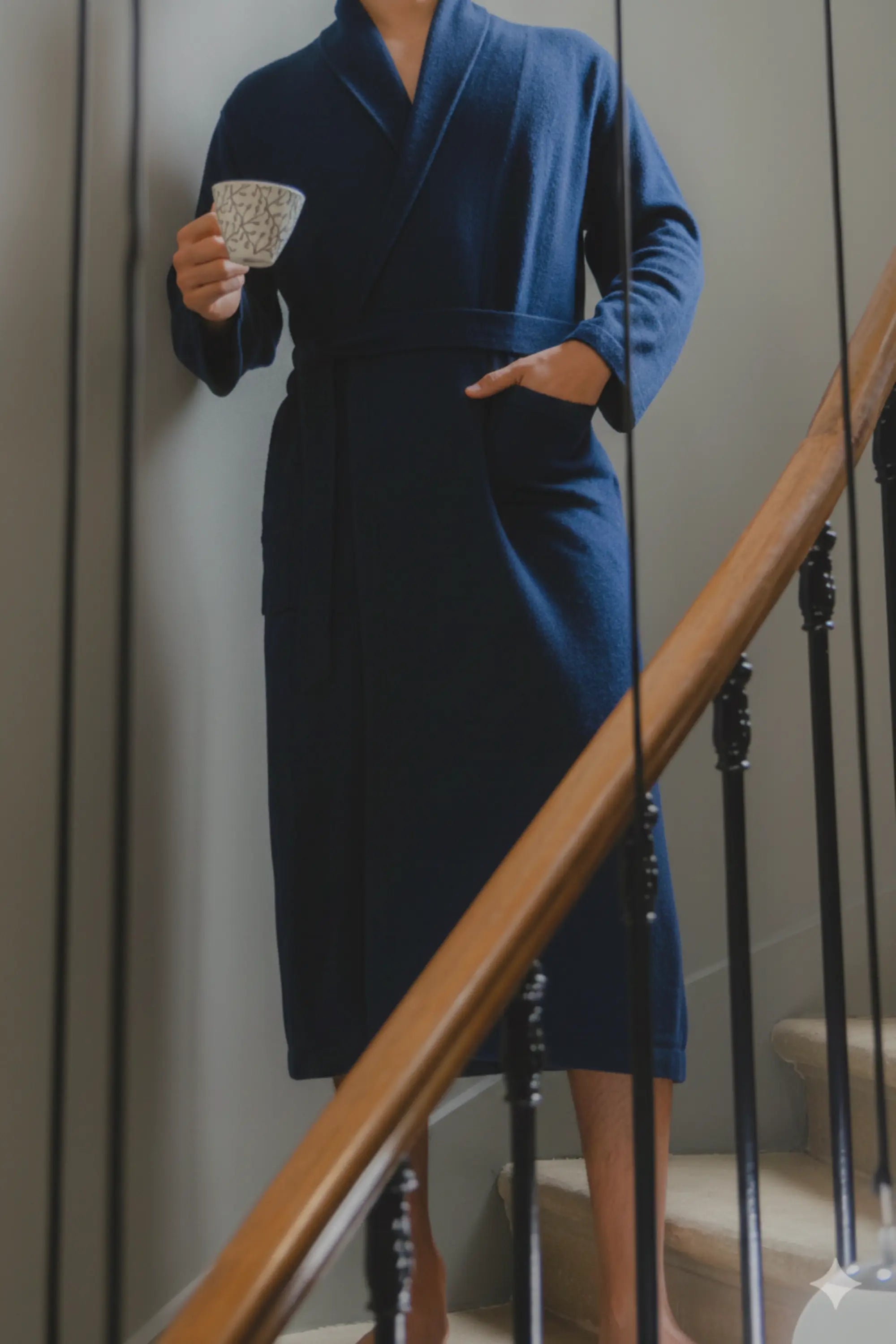 Peignoirs de maison en cachemire biologique bleu nuit, silhouette élégante dans un intérieur parisien - MaIson CÉTOILE