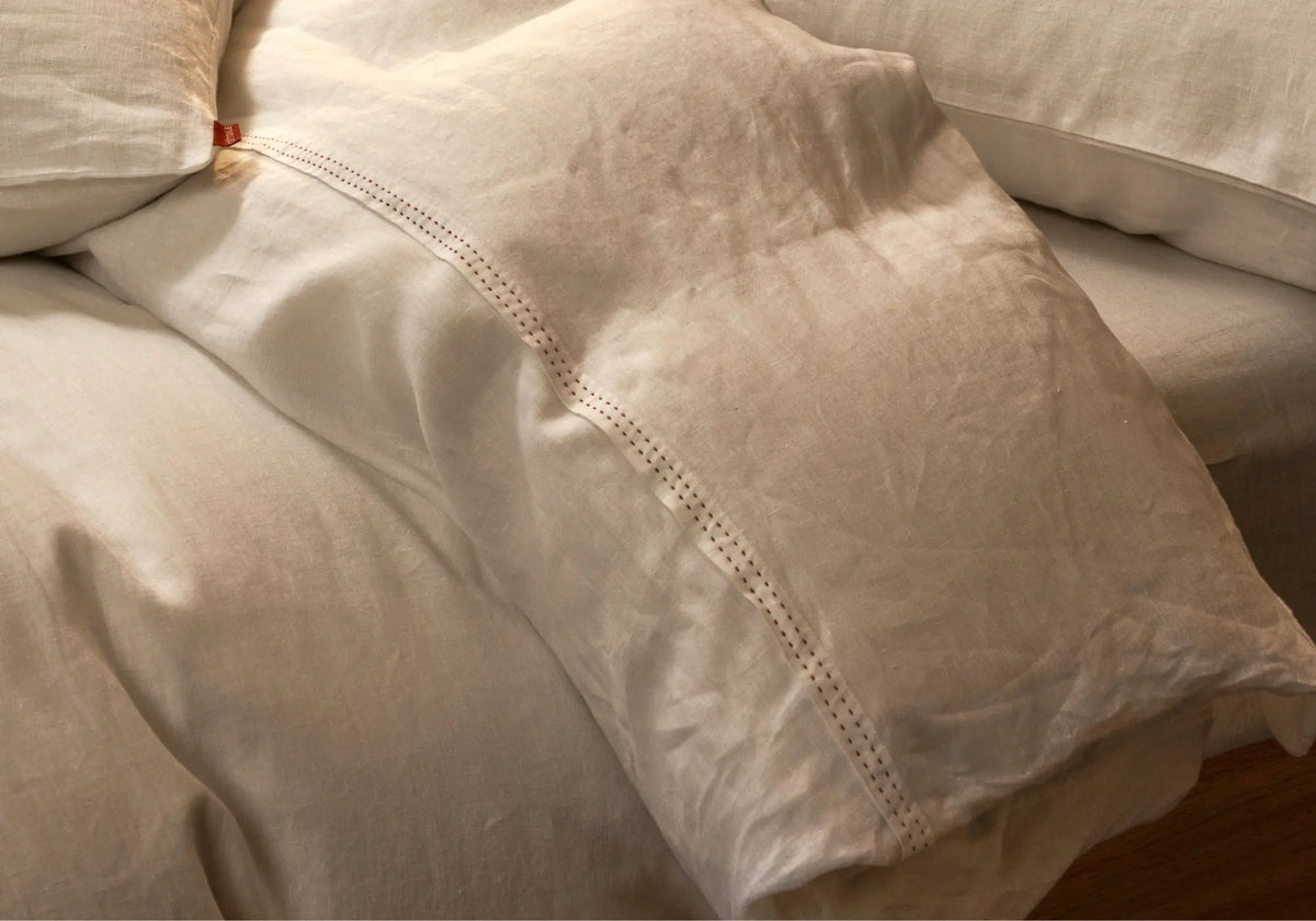 Détail du lin lavé Éveil Blanc et double surpiqûre rouge signature Maison CÉTOILE.