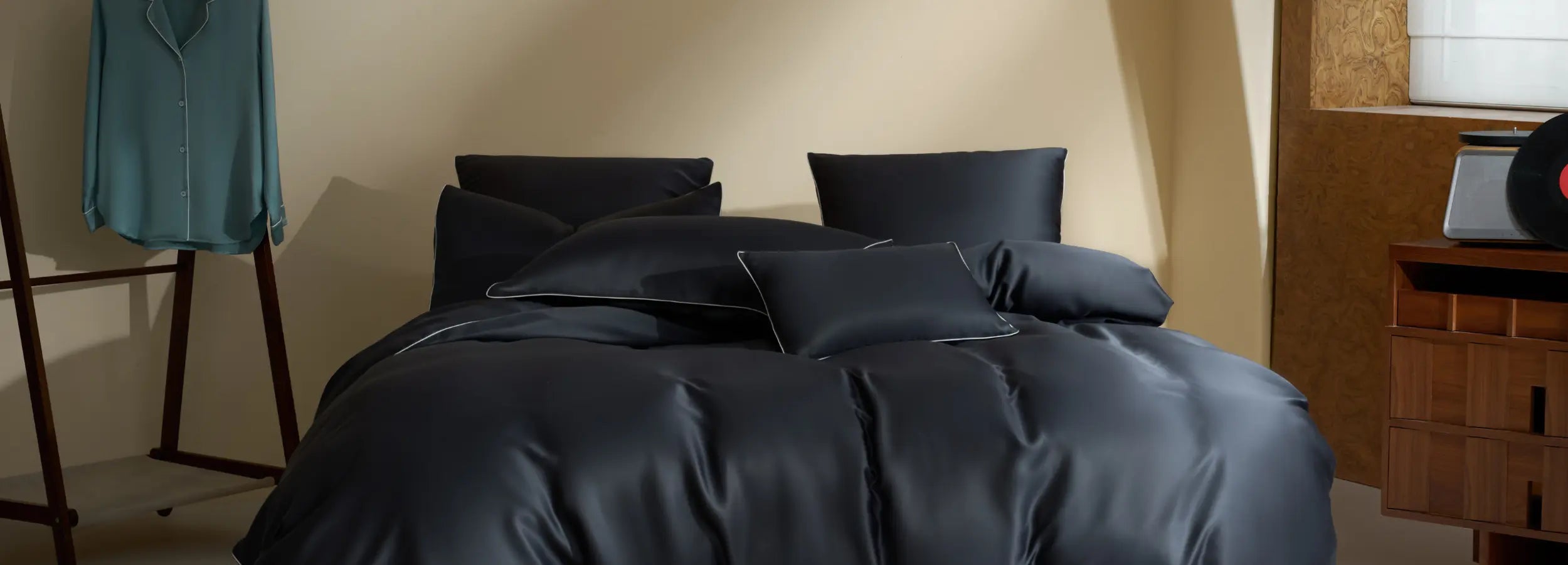 Chambre élégante avec linge de lit en TENCEL™ Lyocell noir anthracite Maison CÉTOILE