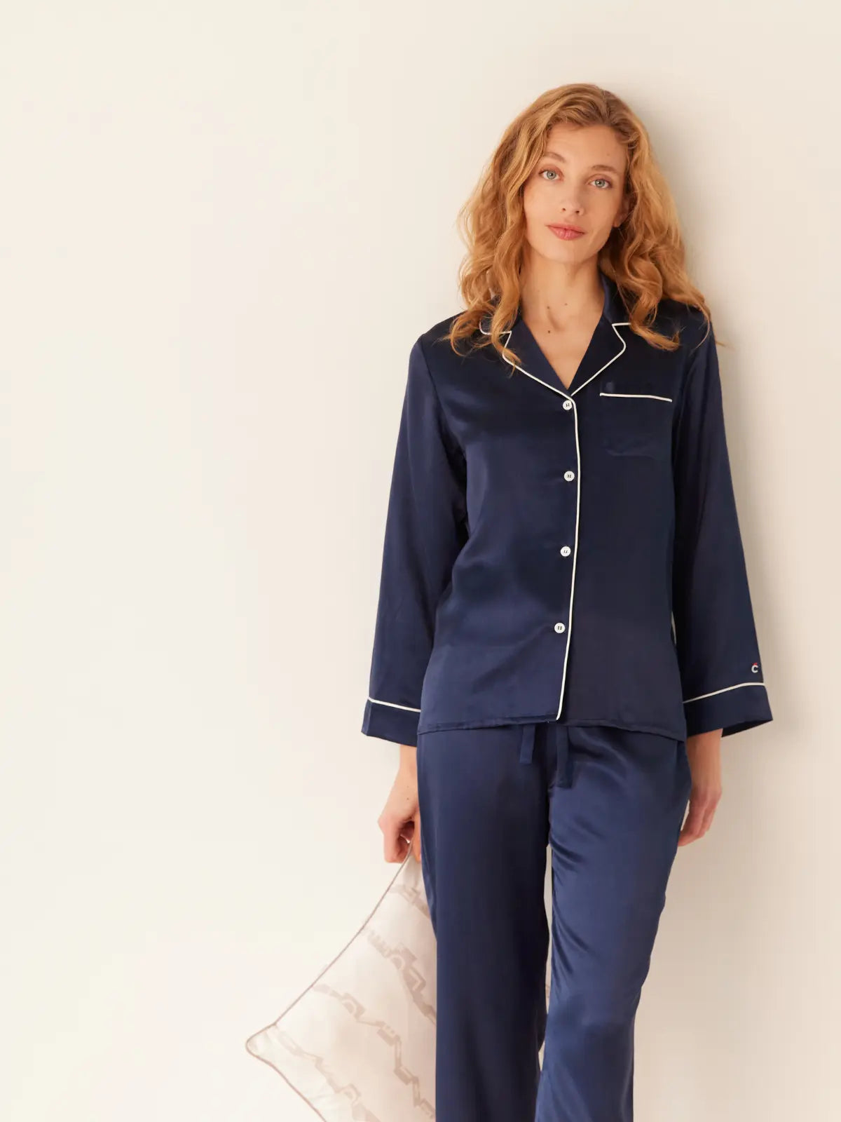 Pyjama en soie de mûrier couleur bleu nuit profond, un luxe intemporel