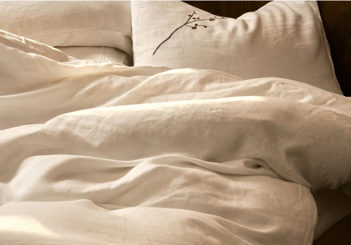 Linge de lit en lin lavé français Éveil Blanc, texture naturellement froissée.