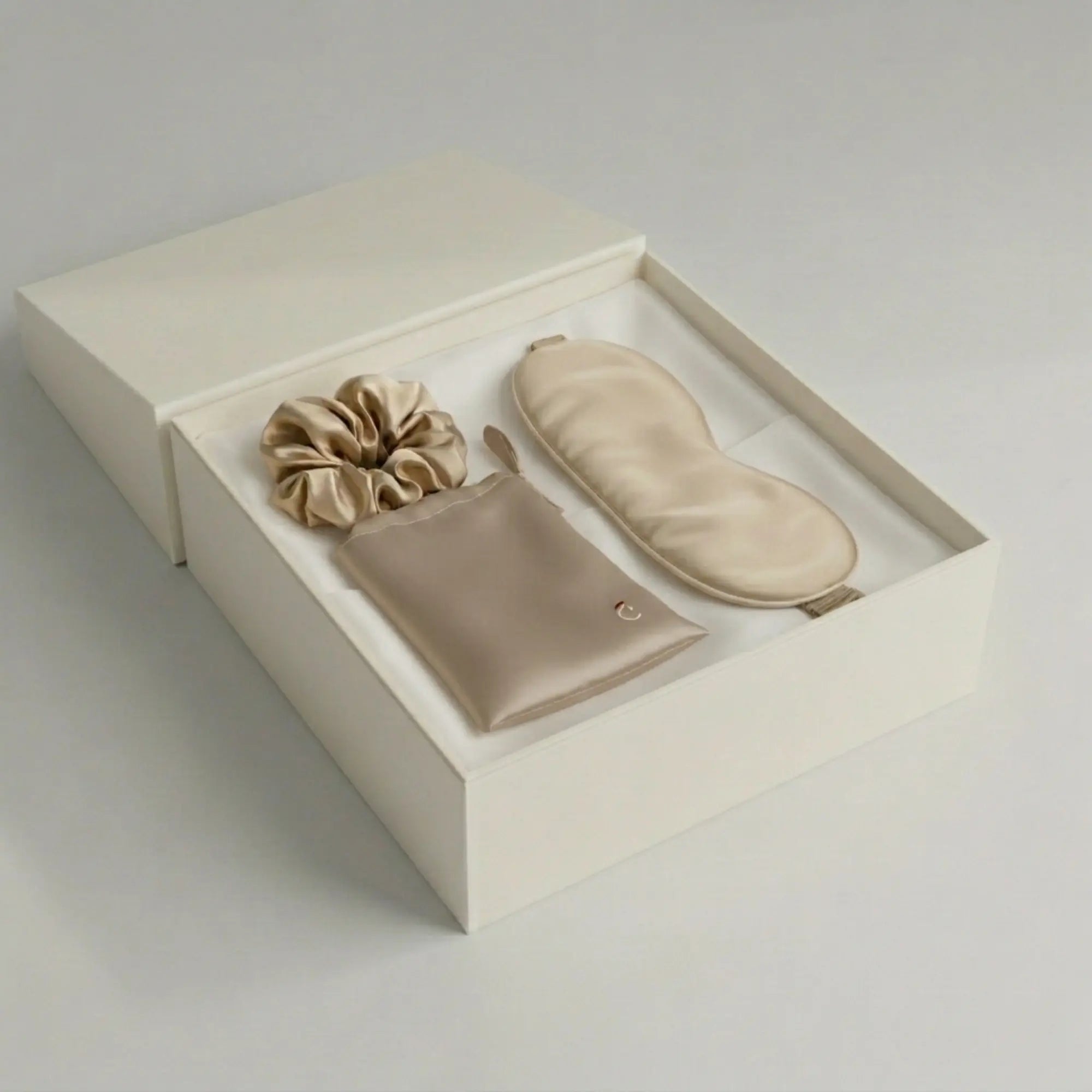 Pack Nuit Complice Beige en soie et coton Maison CÉTOILE avec taie réversible, masque de sommeil en soie, chouchou assorti et coffret cadeau beige.