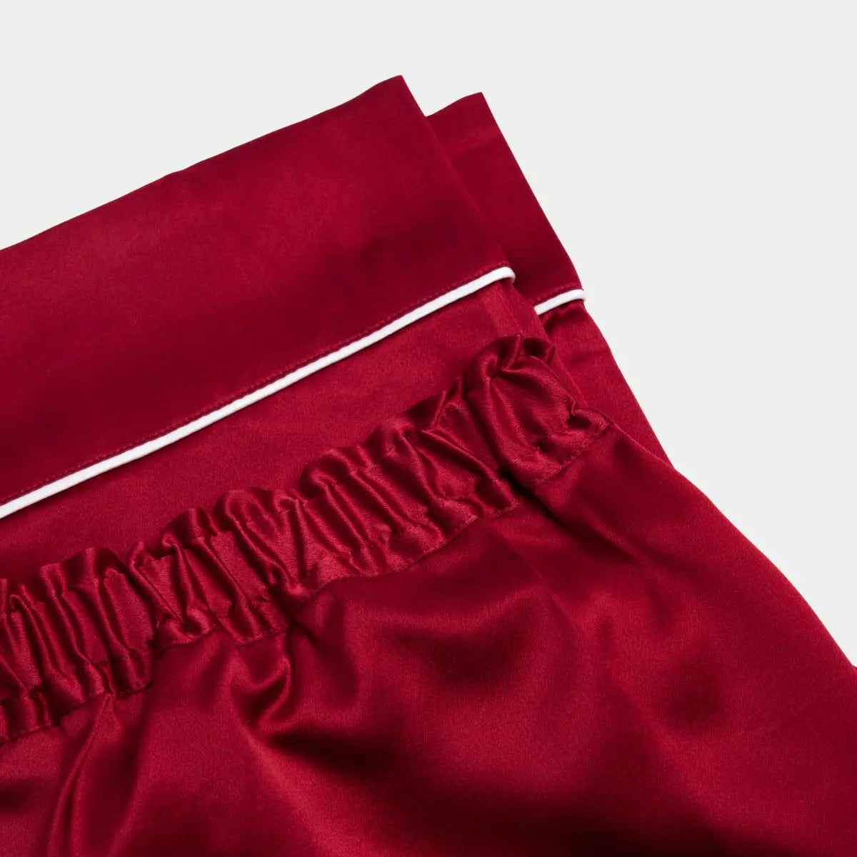 pantalon en soie naturelle couleur rouge profond avec passepoil raffiné - Maison CÉTOILE