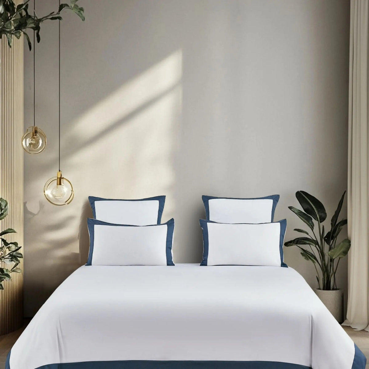 Parure de lit Bleu Crépuscule en TENCEL™ Lyocell blanc, avec liseré bleu nuit, présentée sur un lit complet.