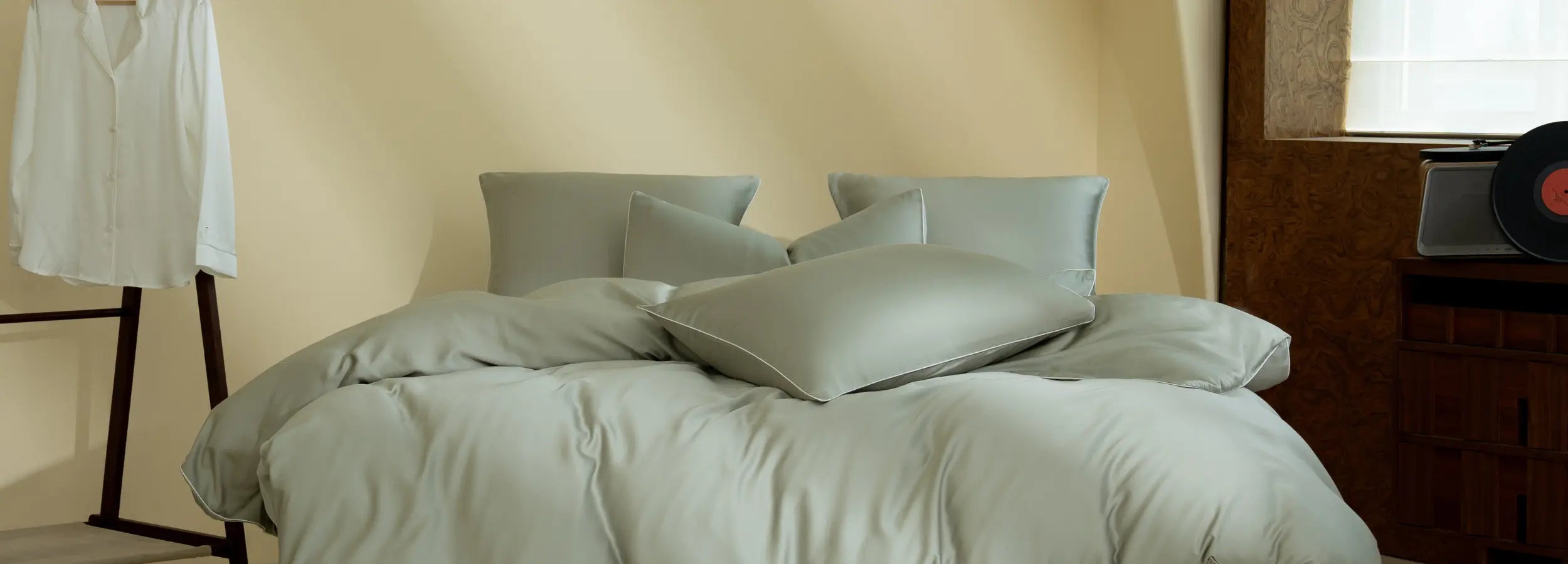 Parure de lit en TENCEL™ Lyocell Maison CÉTOILE, soie végétale respirante dans une chambre aux tons naturels et lumière douce.