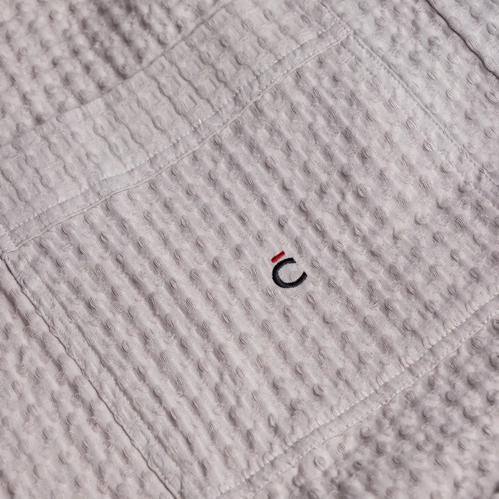 Détail de la broderie CÉTOILE sur le peignoir Waffle Gris Perle