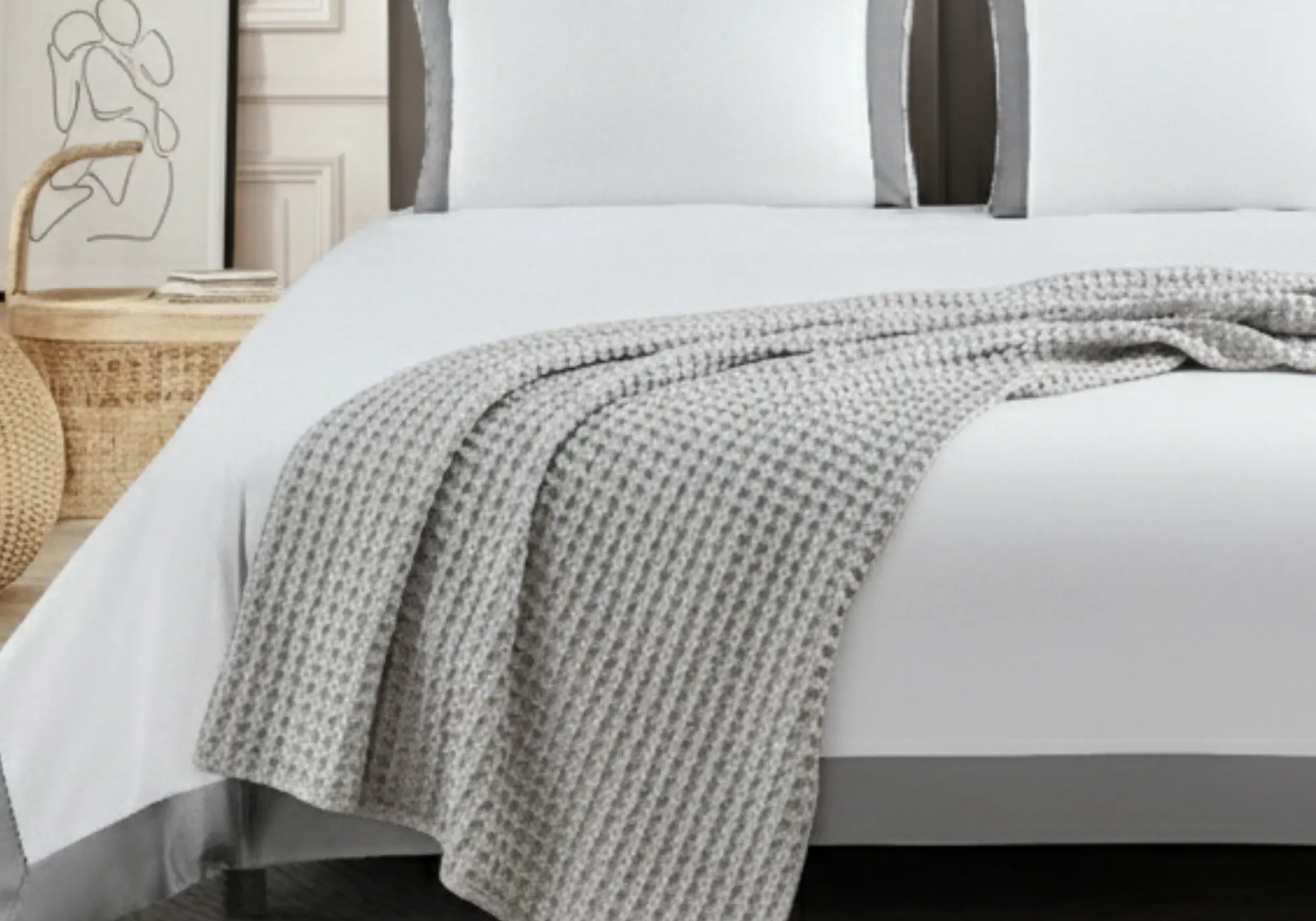 Plaid gaufré en coton & bambou couleur gris sur un lit gris horizon dans une chambre élégant.