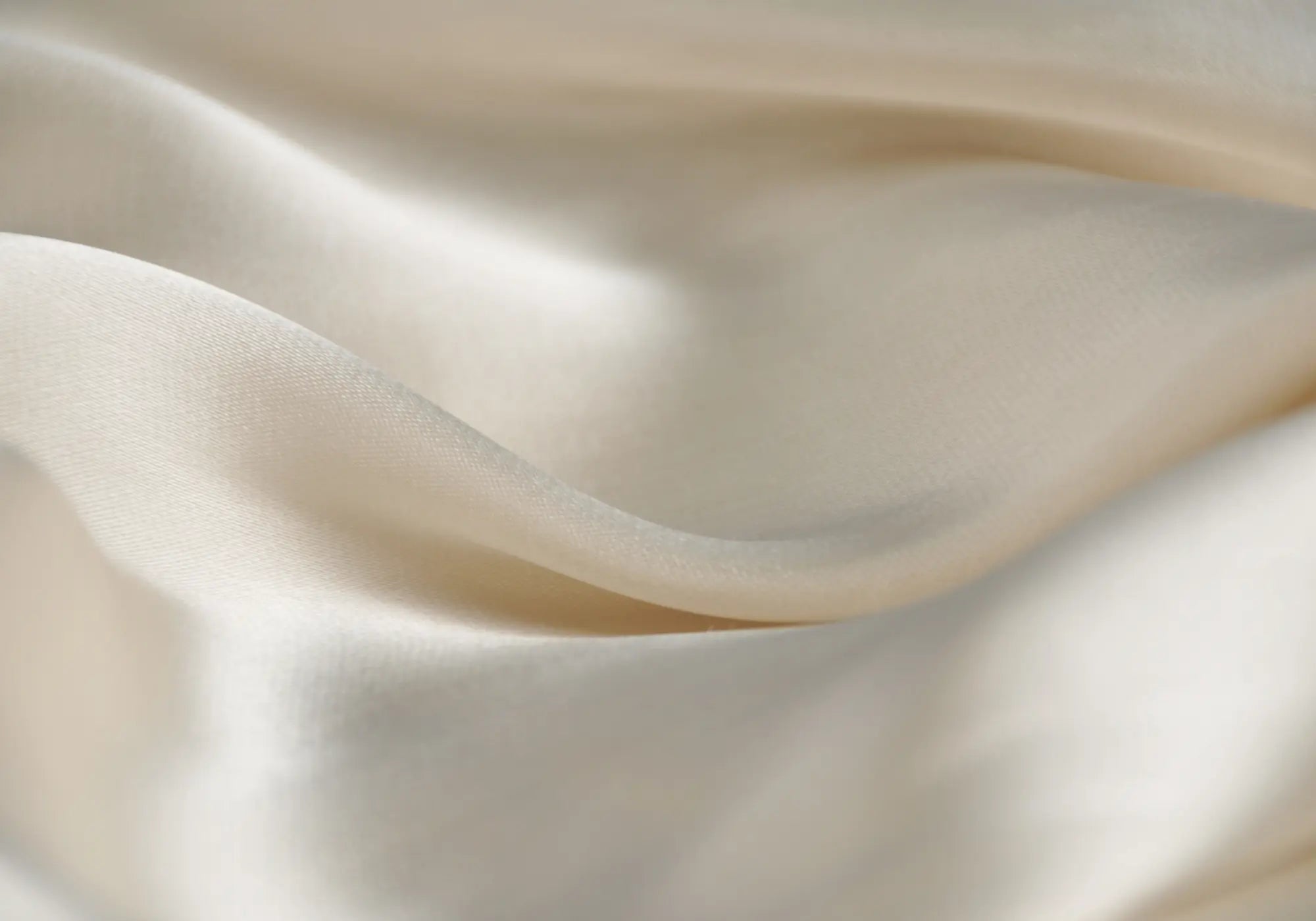 Plis de soie de mûrier blanche 22 momme révélant la douceur et l'éclat naturel de la matière