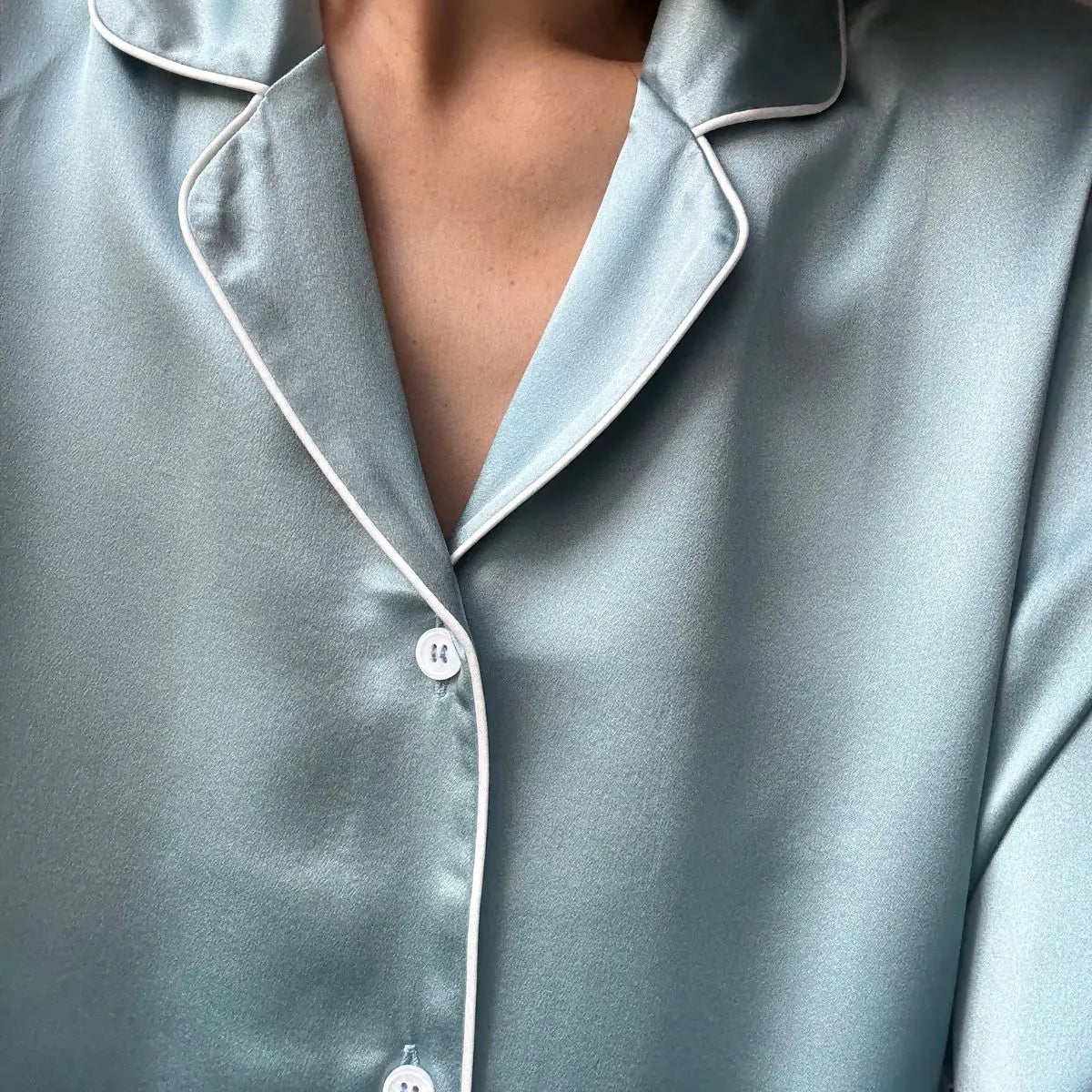 Pyjama en soie naturelle haut de gamme luxe couleur bleu brouillard coupe arrondie élégante - Maison CÉTOILE
