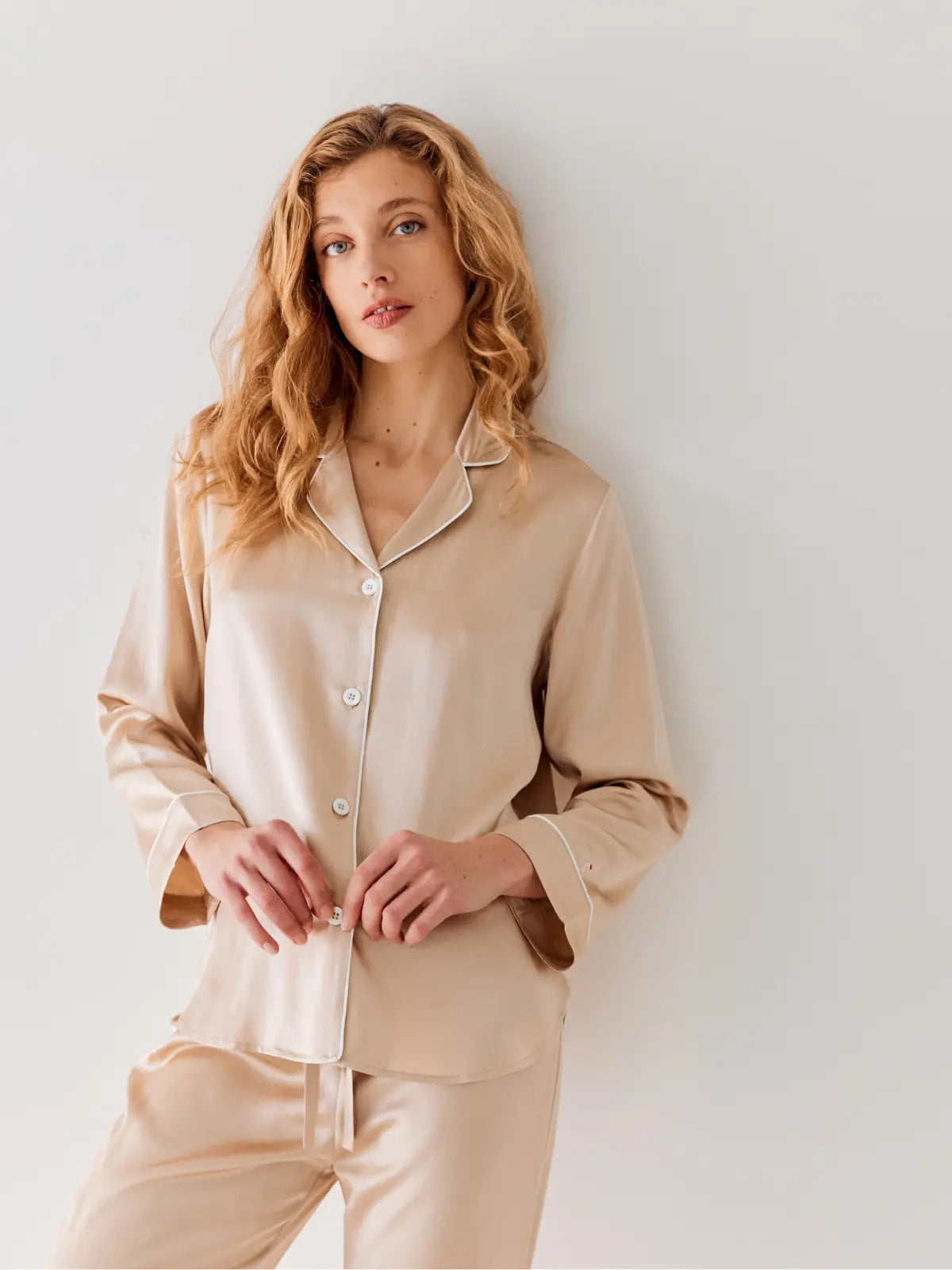 Silhouette en pyjama de soie beige champagne, debout — élégance française, naturelle.