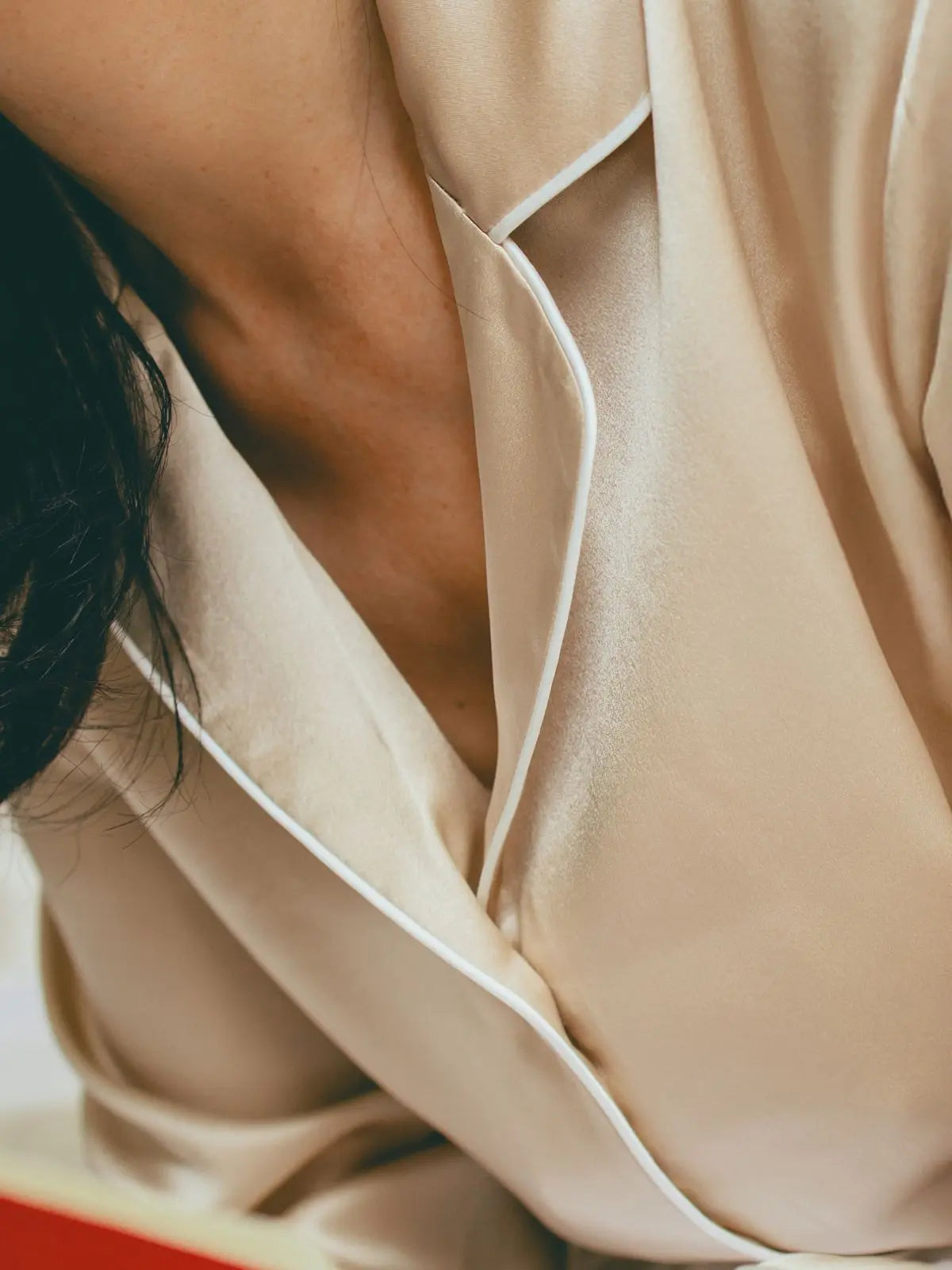 Chemise de nuit femme en soie naturelle couleur beige champagne, passepoil blanc raffiné, un luxe intemporel - Maison CÉTOILE