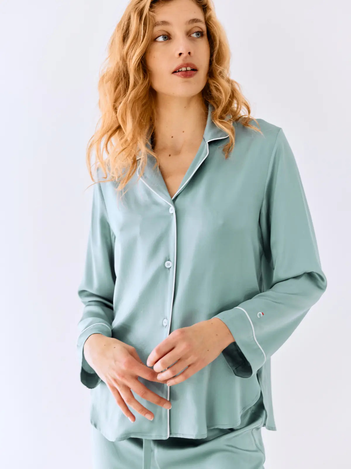 Femme portant un pyjama en soie de mûrier 22 momme Bleu Grisé Brume d'Été Maison CÉTOILE