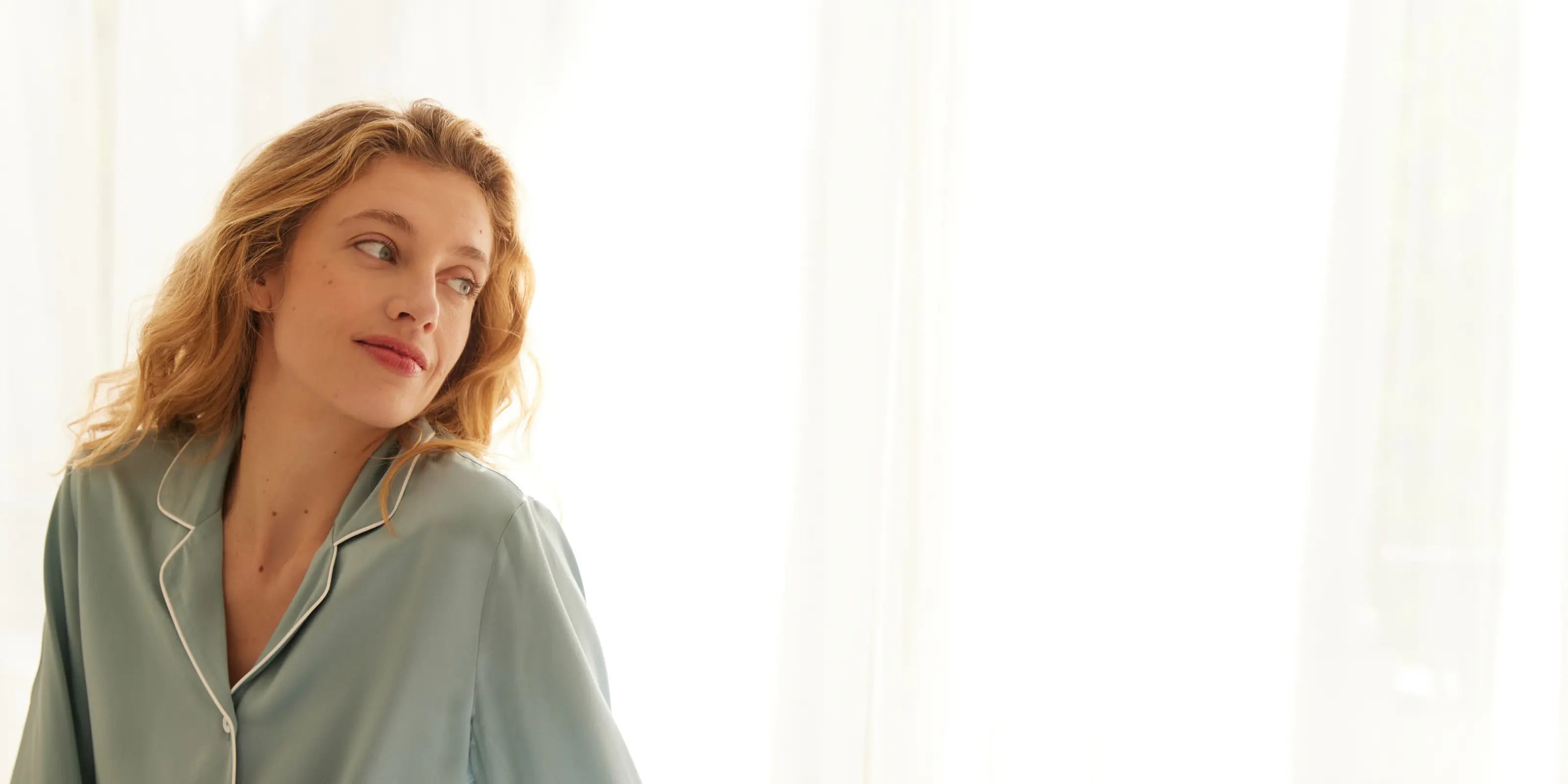 Pyjama femme en soie de mûrier 22 momme couelur bleu gris, un luxe élégant