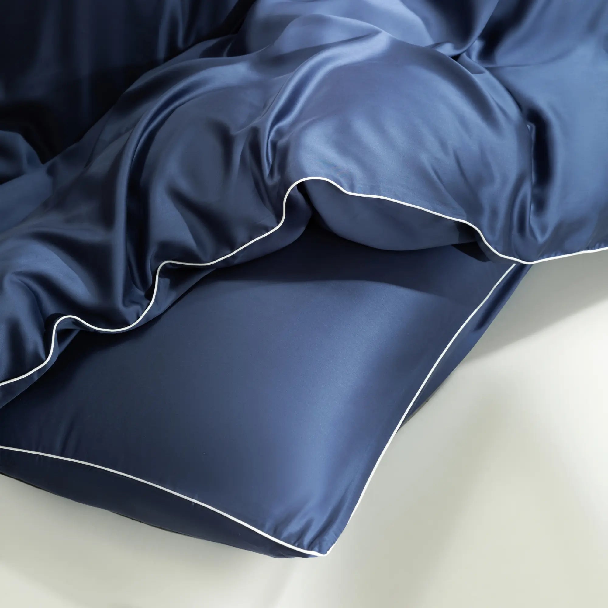 Taie d'oreiller en Tencel lyocell avec passepoil blanc signature, douceur & élégance.