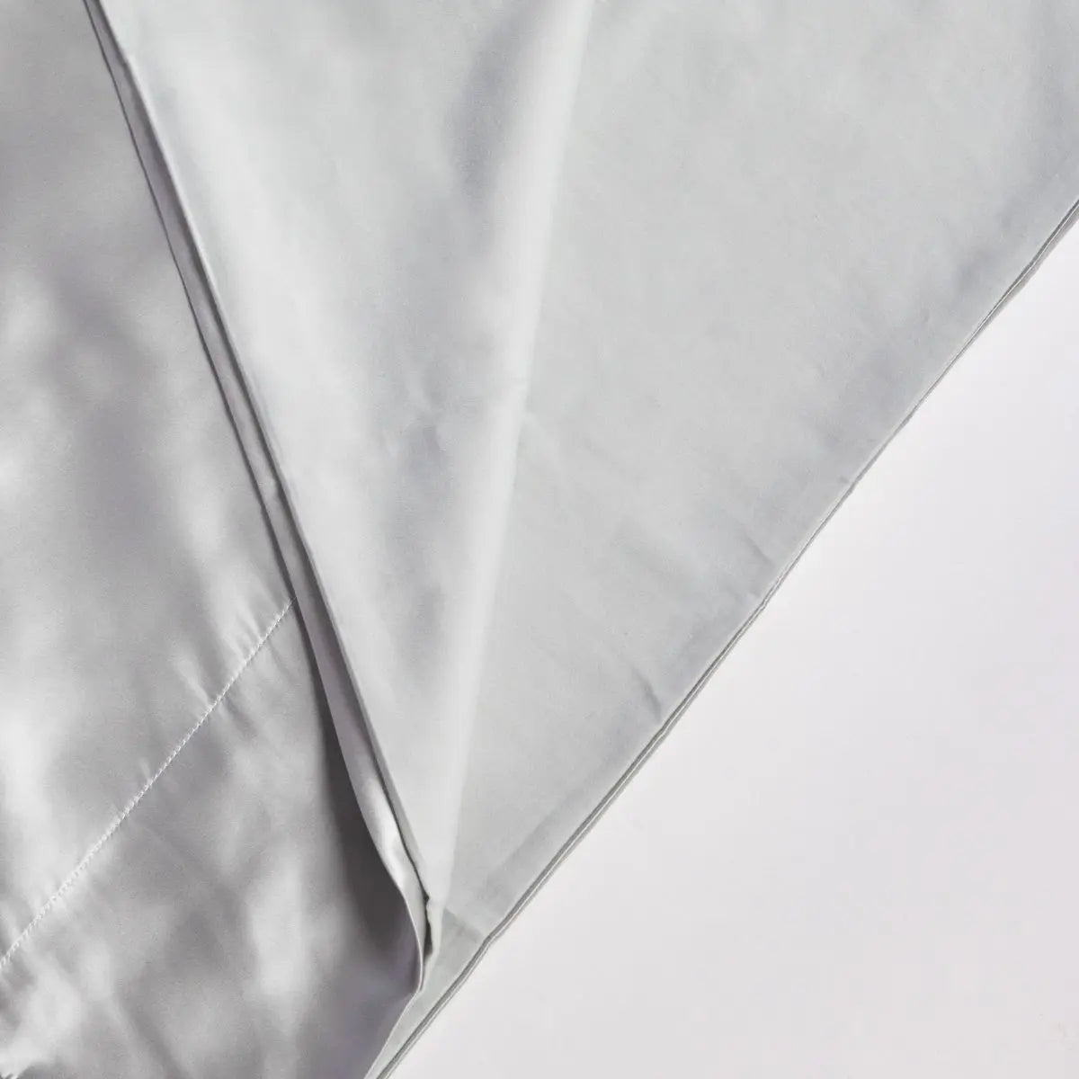 taie réversible soie et coton couleur gris doux avec les details stitching - Maison CÉTOILE
