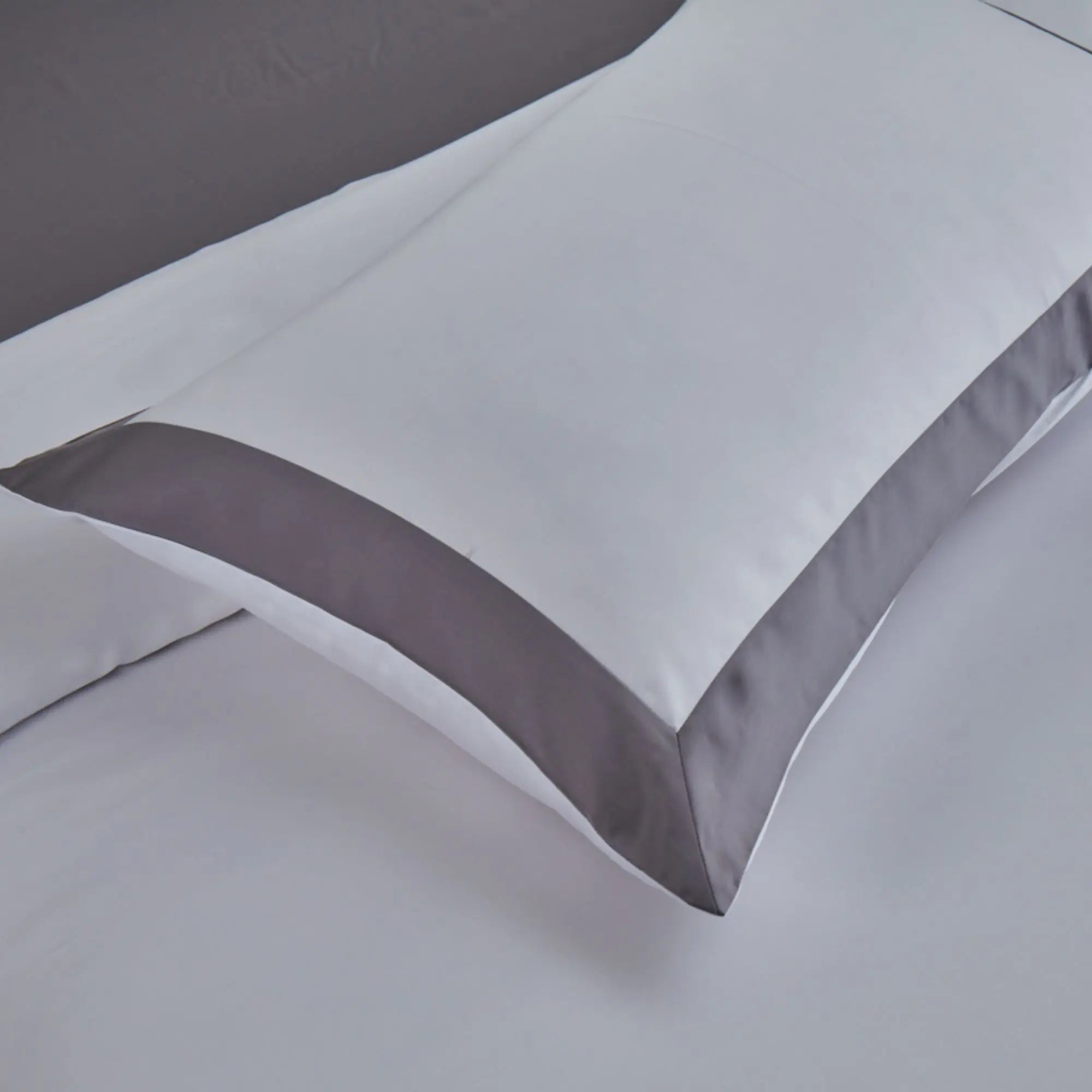 Taie d'oreiller en TENCEL™ Lyocell Gris Horizon, douce et respirante, finition haut de gamme avec liseré gris doux élégant - Maison CÉTOILE