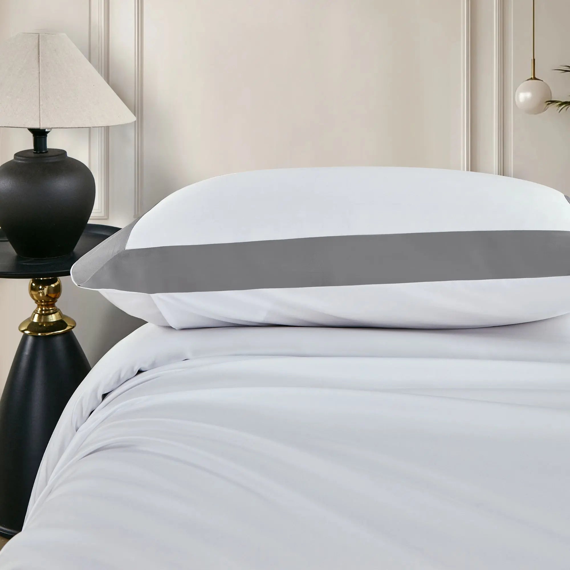 Taie d'oreiller en TENCEL™ Lyocell Gris Horizon, douce et respirante, finition haut de gamme avec liseré gris doux élégant - Maison CÉTOILE