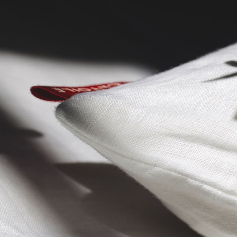 taie en lin lavé avec etiquette rouge CÉTOILE - Maison CÉTOILE