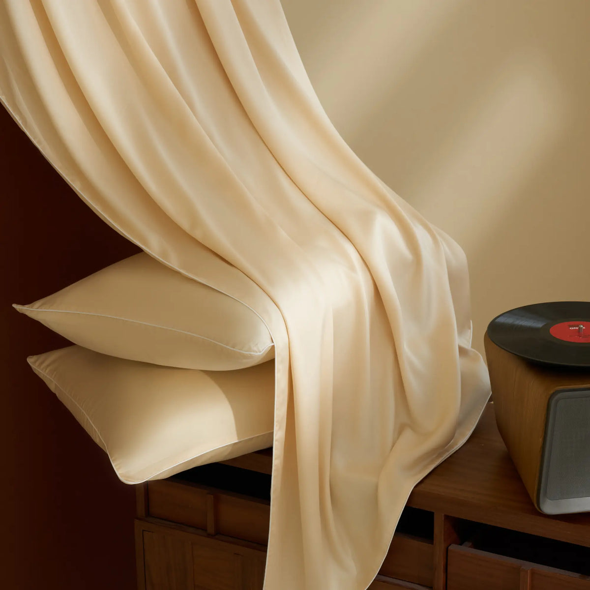 Drapé de tissu TENCEL™ Lyocell ivoire révélant la fluidité et le tombé souple de Brume Verte.