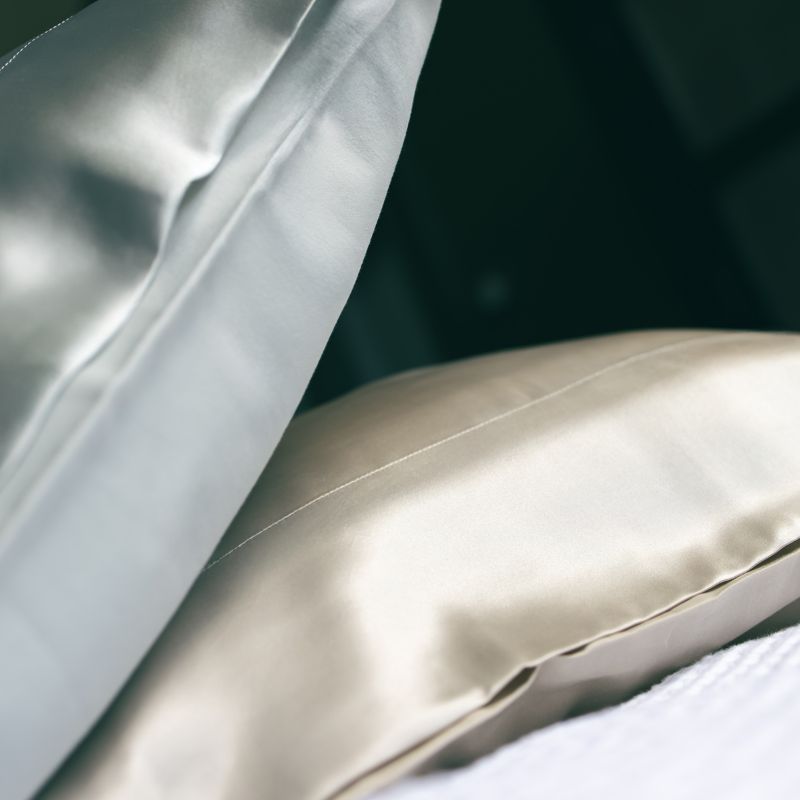 taie d'oreiller en soie et coton réversible gris vert et beige - Maison CÉTOILE