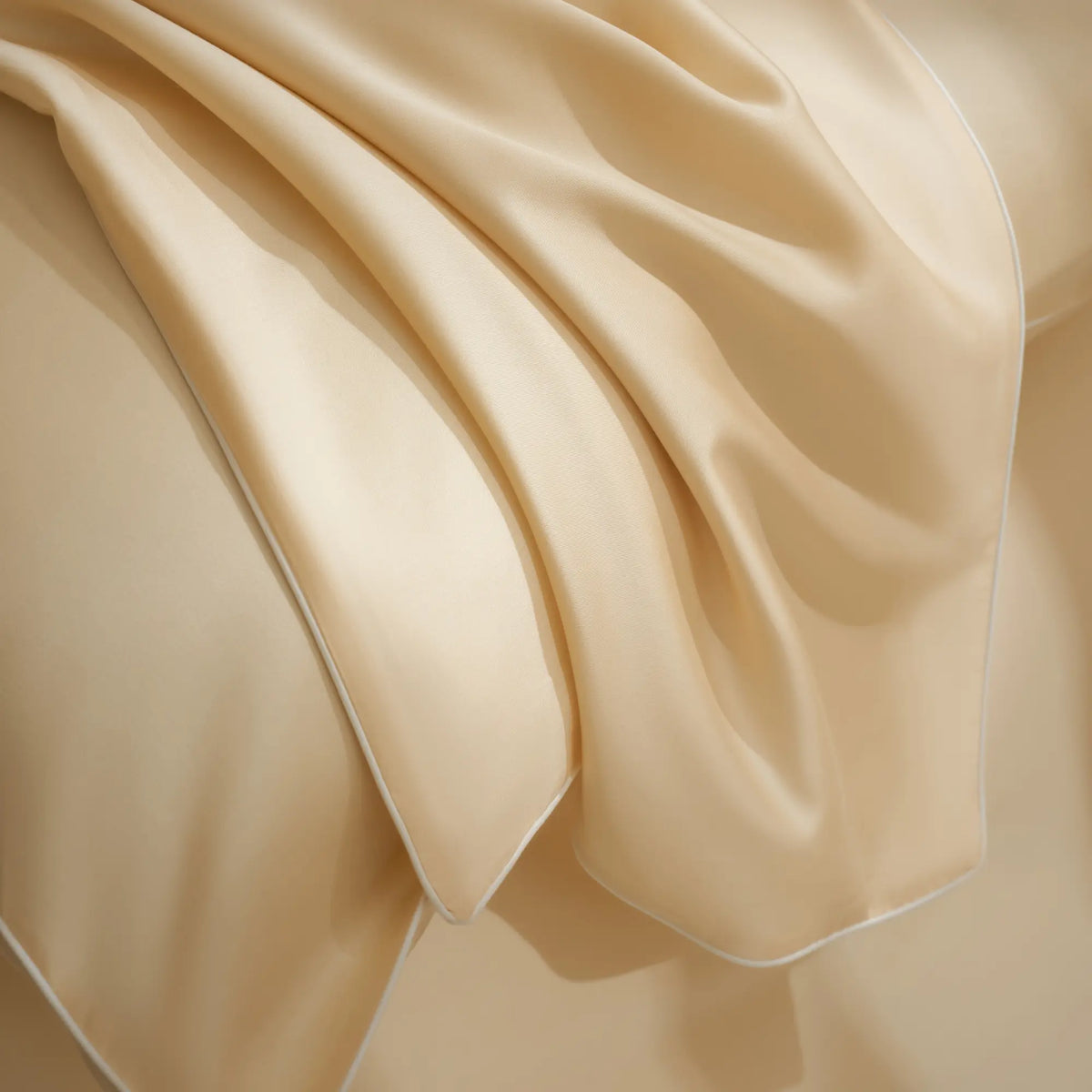 Tissu ivoire en TENCEL™ Lyocell dévoilant sa fluidité et son tombé naturel.